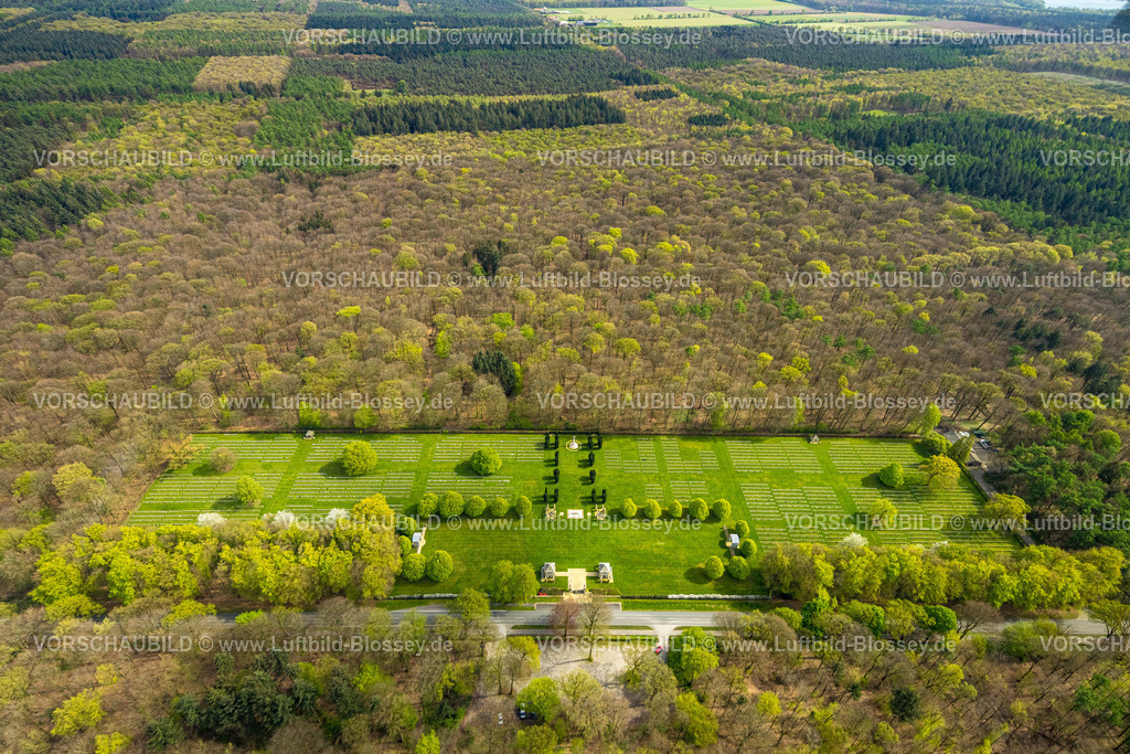 Kleve240402516KleverReichswaldForestWarCemetery | Luftbild, Reichswald Forest War Cemetery, britischer Militärfriedhof Ehrenfriedhof und Kriegsgräberfriedhof, Mischwald Waldgebiet, Materborn, Kleve, Niederrhein, Nordrhein-Westfalen, Deutschland