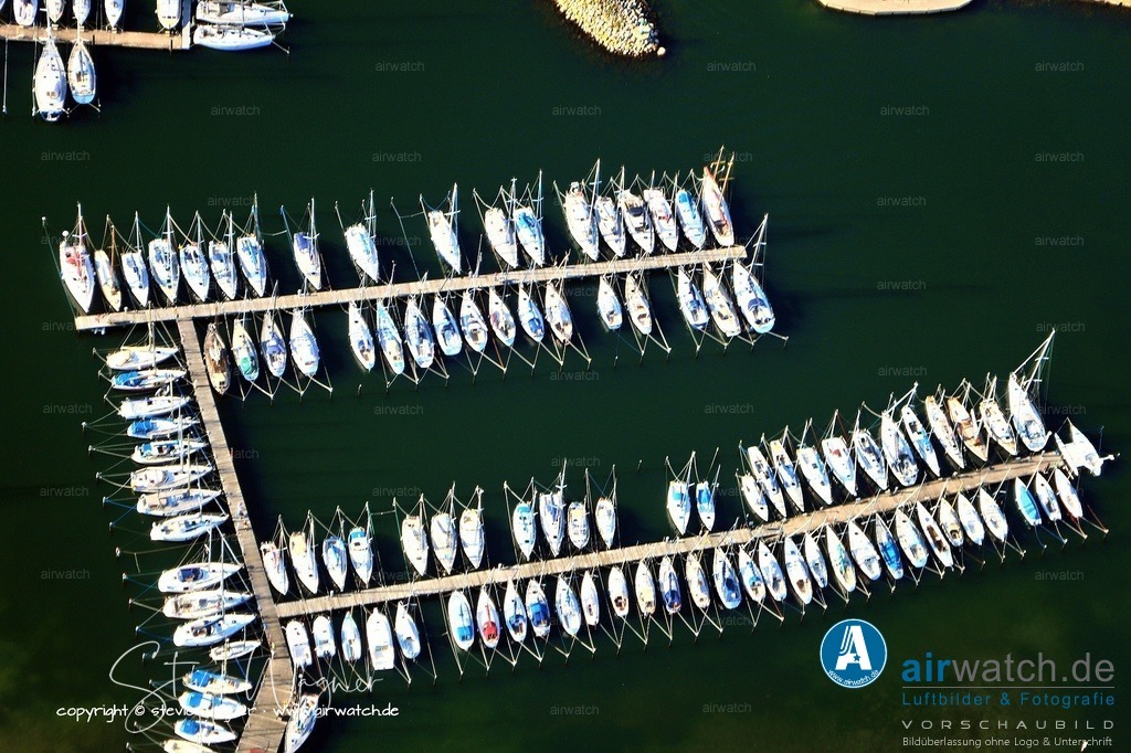 Luftbild Yachthafen Fahrensodde - Die Marina liegt im Inneren der Flensburger Förde und bietet eine ruhige Lage mit Panoramablick auf die Förde | Die Liegebühr beträgt für Mai 2024 20 € für 35 Fuß bei der Seglervereinigung Flensburg (SVF), wobei Strom enthalten ist. Für Gäste ist eine Anmeldung beim Hafenmeister üblich, oft auch am Automaten oder per App möglich. Die Hafeneinfahrt ist bei Tag und Nacht möglich, wobei die Molenköpfe bei Dunkelheit befeuert sind (von April bis November). Die Marina liegt im Inneren der Flensburger Förde und bietet eine ruhige Lage mit Panoramablick auf die Förde und die dänische Uferseite.