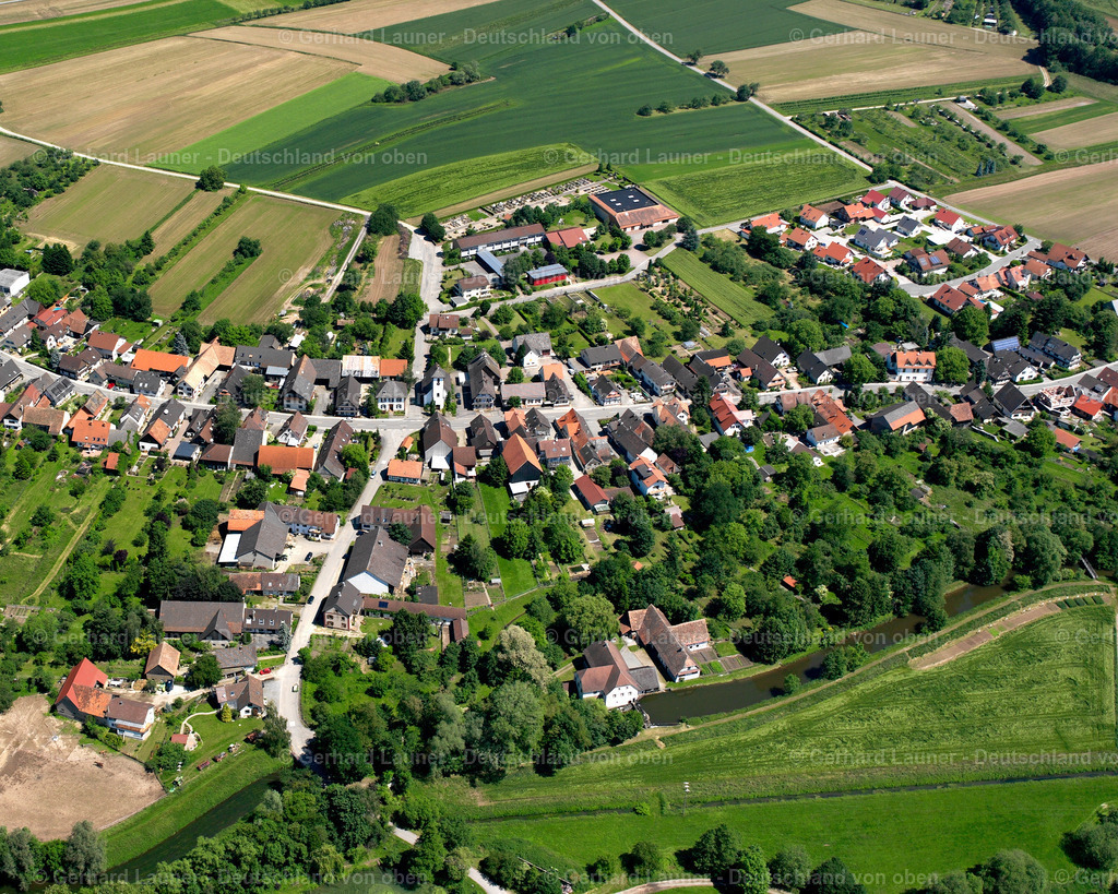 2626119 | MEMPRECHTSHOFEN 09.06.2006 Landwirtschaftliche Nutzflächen und Feldgrenzen  umsäumen das Siedlungsgebiet des Dorfes in Memprechtshofen im Bundesland Baden-Württemberg, Deutschland // Agricultural land and field boundaries surround the settlement area of the village  in Memprechtshofen in the state Baden-Wuerttemberg, Germany Foto: Gerhard Launer