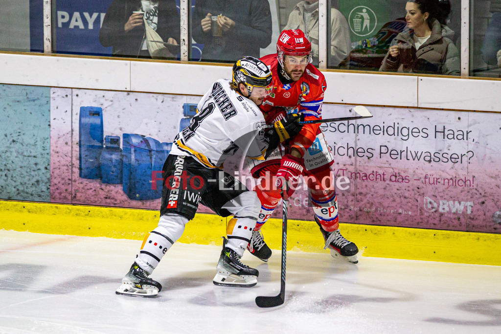 EC Peiting vs EV Füssen | Eishockey Oberliga Süd Vorrunde 2024/2025, EC Peiting vs EV Füssen, 20241002,Zweikampf zwischen Bauer NEUDECKER (EVF 18) und Felix LINDEN (ECP 49),2024-10-02 in Peiting (Eisstadion)Bauer NEUDECKER (EVF 18), Felix LINDEN (ECP 49)Copyright: WolfgangxLindner foto-lindner.de