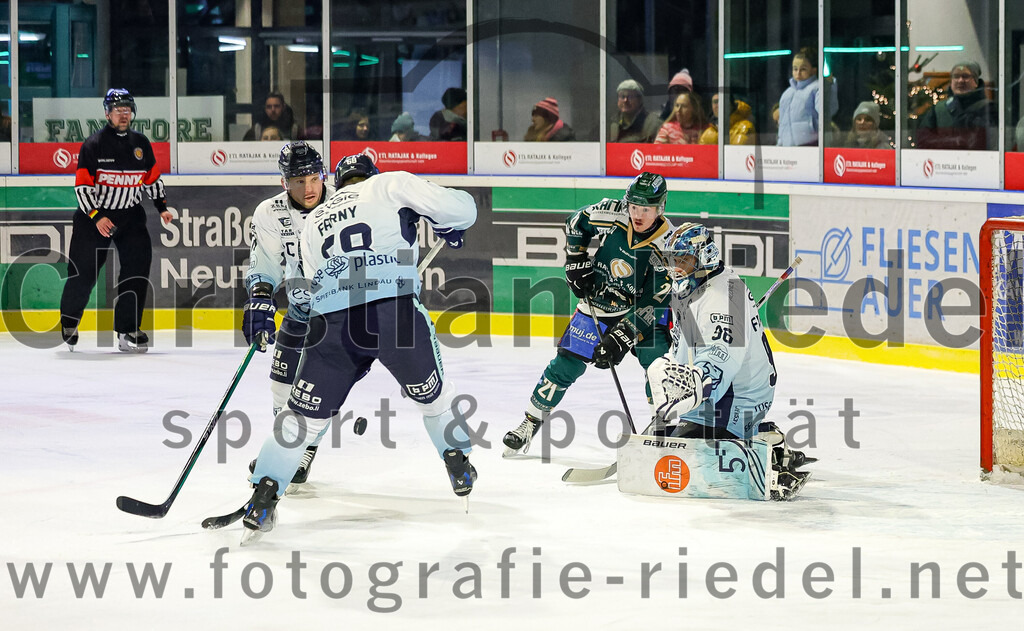 2026-01-06_120_TSV_Erding_gegen_EV_Lindau_Islanders | Erding, Deutschland, 06.01.2026:Eishockey, Oberliga Süd 2025 / 2026, 35. Spieltag, TSV Erding gegen EV Lindau Islanders, Endergebnis: 2:5Andreas Farny (EV Lindau Islanders, #68), Erik Modlmayr (Erding Gladiators, #21), Torwart Daniel Filimonov (EV Lindau Islanders, #96)Foto: Christian Riedel / fotografie-riedel.net