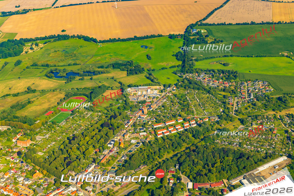 Klassische Luftaufnahme ohne Drohne zeigt:Barthstraße bei Barth - Die Luftbildaufnahme wurde 2025 vom UL-Flugzeug heraus erstellt ( keine Drohnenaufnahme ) - Hochauflösende Luftaufnahme -Nicht vergleichbar mit Google Maps oder Satelittenbilder- Die Geschenkidee !Mit Lizenz und Bildrechte bestellbar