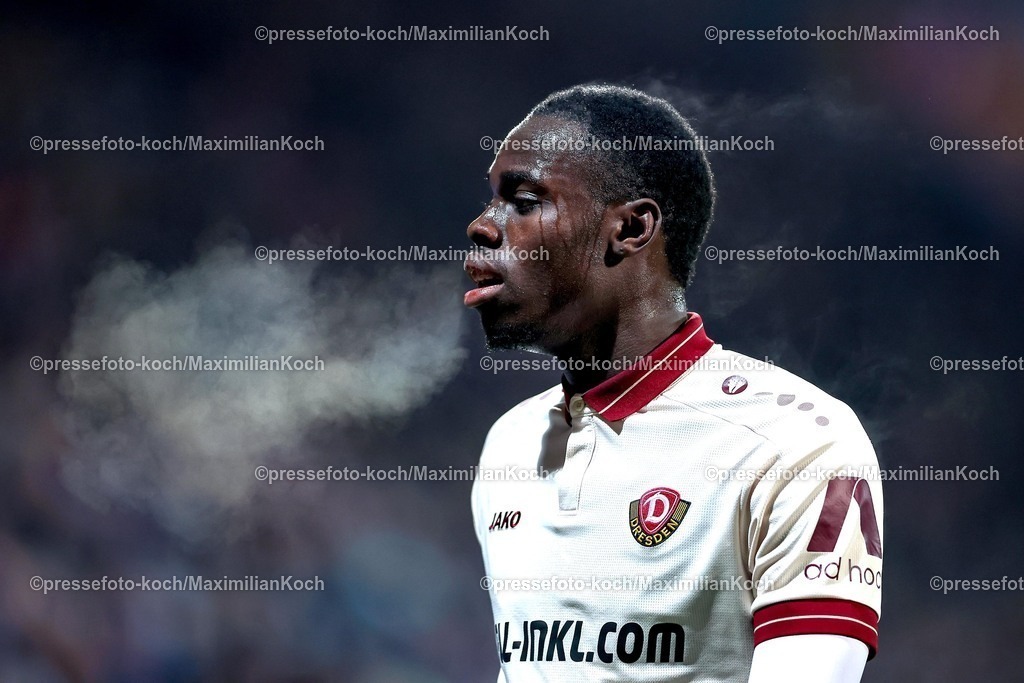 BOC21112501054 | 21.10.2025, Fußball, VfL Bochum - SG Dynamo Dresden, 2. Fußball Bundesliga, Vonovia Ruhrstadion, Saison 2025 2026: Kofi Amoako (Dynamo Dresden #06) dampft Schwitzend  in der Költe Dampf rauch nebel Athem Atem Kalt  Schweiss DFB regulations prohibit any use of photographs as image sequences and or quasi-video.