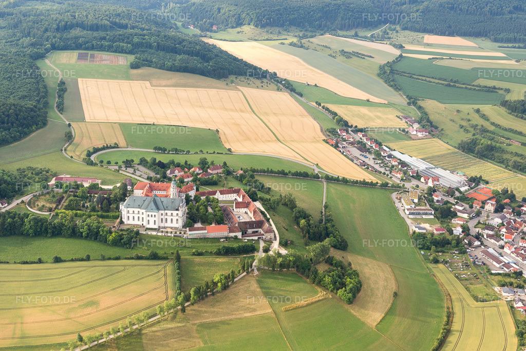 Luftbild: Gebäudekomplex des Klosters und Museums Neresheim in Neresheim im Bundesland Baden-Württemberg in Deutschland. Foto: IMG_101612.jpg vom 08.07.2017 durch Werner Riehm/FLY-FOTO.de