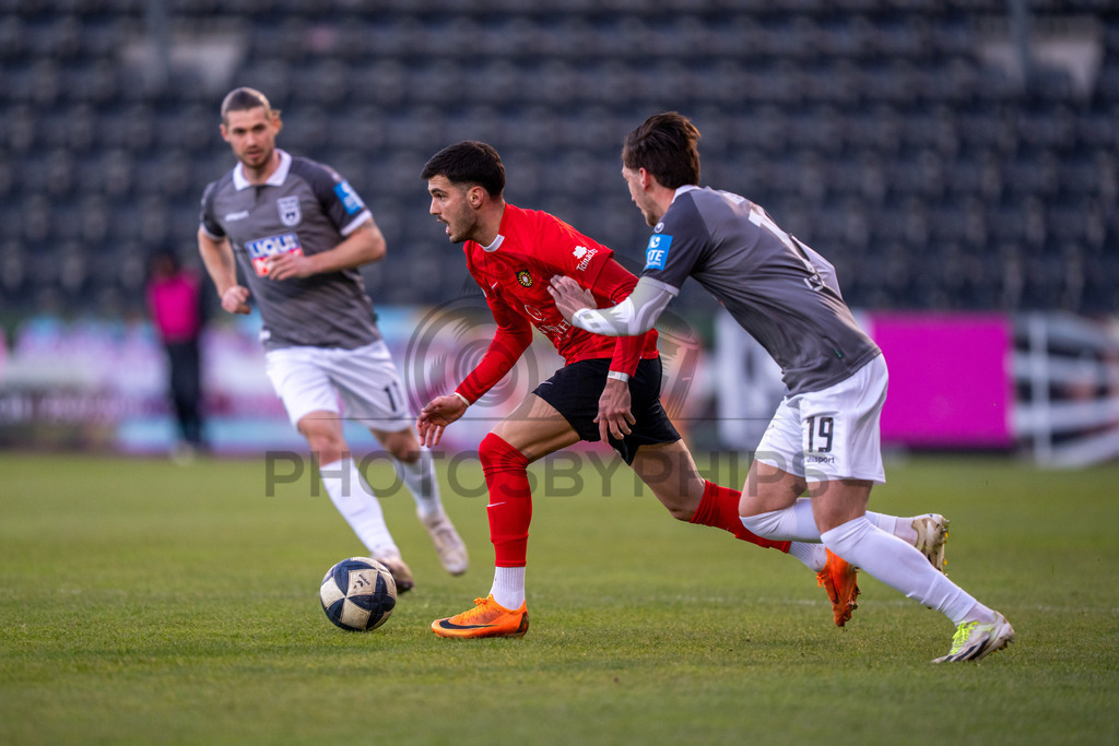SG Sonnenhof Grossaspach vs. SSV Ulm 1846 Fussball, Fussball, WFV-Pokal, Viertelfinale, 01.04.2026 | Mert Tasdelen (SG Sonnenhof Grossaspach, #10) geht ins Dribbling gegen Jonathan Meier (SSV Ulm 1846 Fussball, #19),SG Sonnenhof Grossaspach vs. SSV Ulm 1846 Fussball, Fussball, WFV-Pokal, Viertelfinale, 01.04.2026