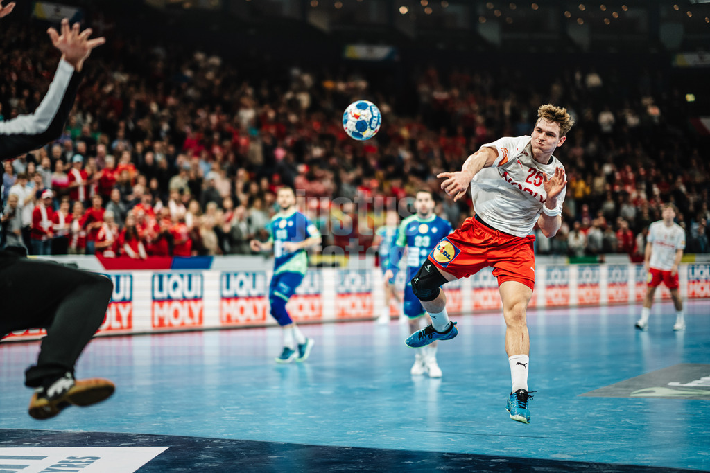 Handball | Herren | EHF EURO 2024 | European Championshop Men 2024 Final Tournament | Slowenien vs. Dänemark | 23.01.2024 | Lukas Lindhard Jorgensen (#25, Dänemark, DEN) wirft auf das Tor