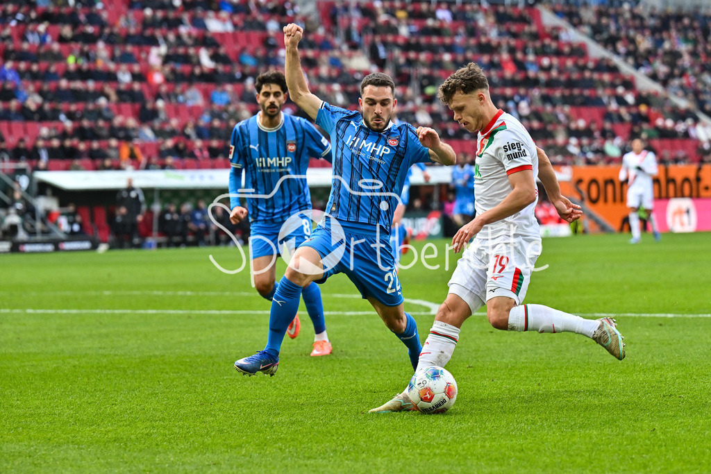 FC Augsburg - 1. FC Heidenheim | AUGSBURG, GERMANY - 15. FEBRUARY: im Duell Arijon IBRAHIMOVIC (1. FC Heidenheim 22) und Robin FELLHAUER (FC Augsburg 19) während dem Bundesligamatch zwischen dem FC Augsburg und dem 1. FC Heidenheim am 22. Spieltag in der WWK-Arena / DFL REGULATIONS PROHIBIT ANY USE OF PHOTOGRAPHS AS IMAGE SEQUENCES AND/OR QUASI-VIDEO