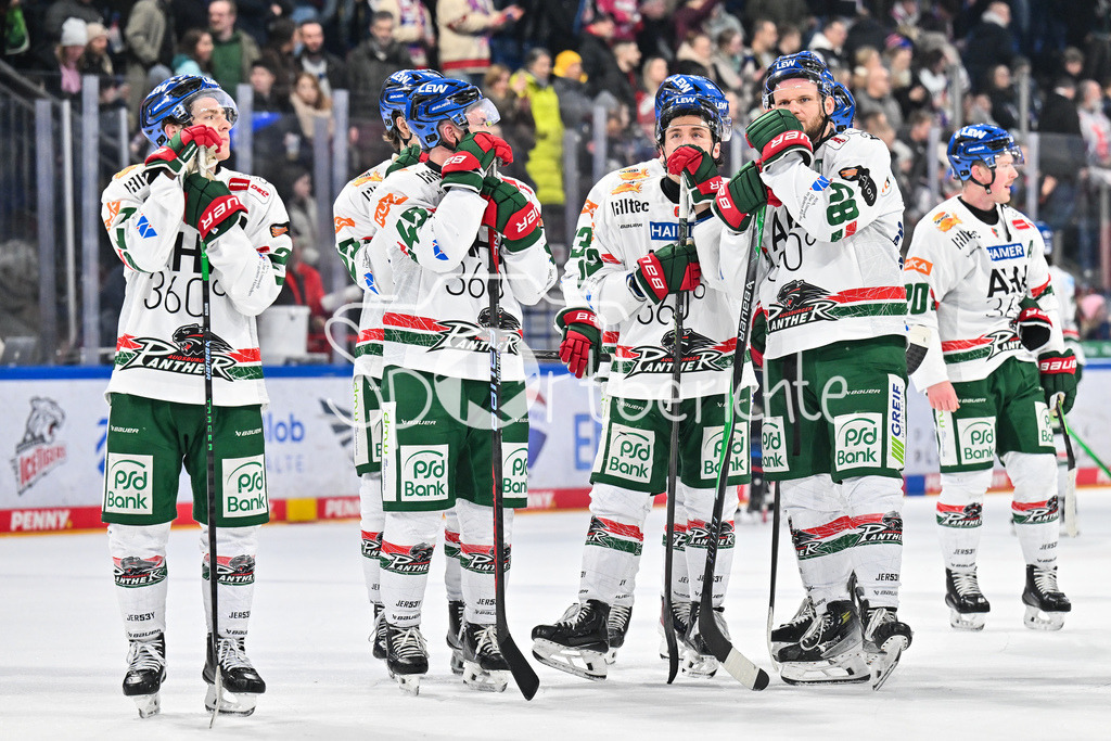 Nürnberg Ice Tigers - Augsburger Panther | NUREMBERG, GERMANY - 23. JANUARY: Hängende Köpfe bei den Spielern der Gäste nach dem Match zwischen den Nürnberg Ice Tigers und den Augsburger Panthern am 42. Spieltag der Penny DEL in der PSD Bank Nürnberg Arena / Kyle MAYHEW (Augsburger Panther 27), Jason BAST (Augsburger Panther 45), Enrico HENRIQUEZ (Augsburger Panther 52), Maximilian RENNER (Augsburger Panther 58)