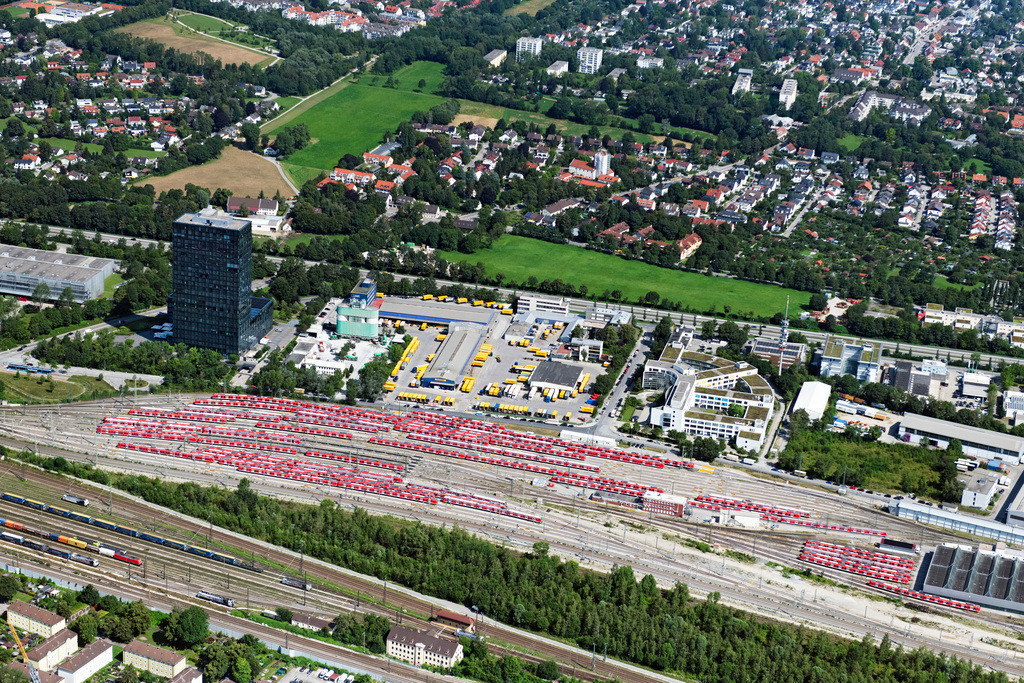 dr__0048435.jpg | MüNCHEN 19.07.2024 Stadtbahn S-Bahn- Depot und Abstellgleise an der Kronstadter Straße im Ortsteil Bogenhausen in München im Bundesland Bayern, Deutschland. Weiterführende Informationen bei: DACHSER SE,  DB Regio AG. // S-Bahn railway station and sidings on street Kronstadter Strasse in the district Bogenhausen in Munich in the state Bavaria, Germany. Further information at: DACHSER SE,  DB Regio AG. Foto: Daniel Reiter