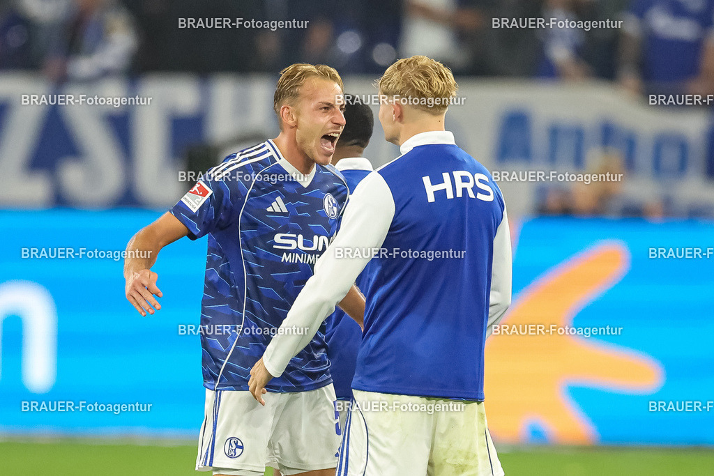 1_S04BER_20250801_3714.JPG -  - FC Schalke 04 - Hertha BSC Berlin - 2. Bundesliga | Gelsenkirchen, Deutschland, 01.08.25: Timo Becker (FC Schalke 04) gestikuliert, Gestik nach dem Spiel der 2. Bundesliga zwischen FC Schalke 04 - Hertha BSC Berlin in der Veltins-Arena am 01. August 2025 in Gelsenkirchen, Deutschland. (Foto von Stefan Brauer/Brauer-Fotoagentur)DFB/DFL REGULATIONS PROHIBIT ANY USE OF PHOTOGRAPHS AS IMAGE SEQUENCES AND/OR QUASI-VIDEO.