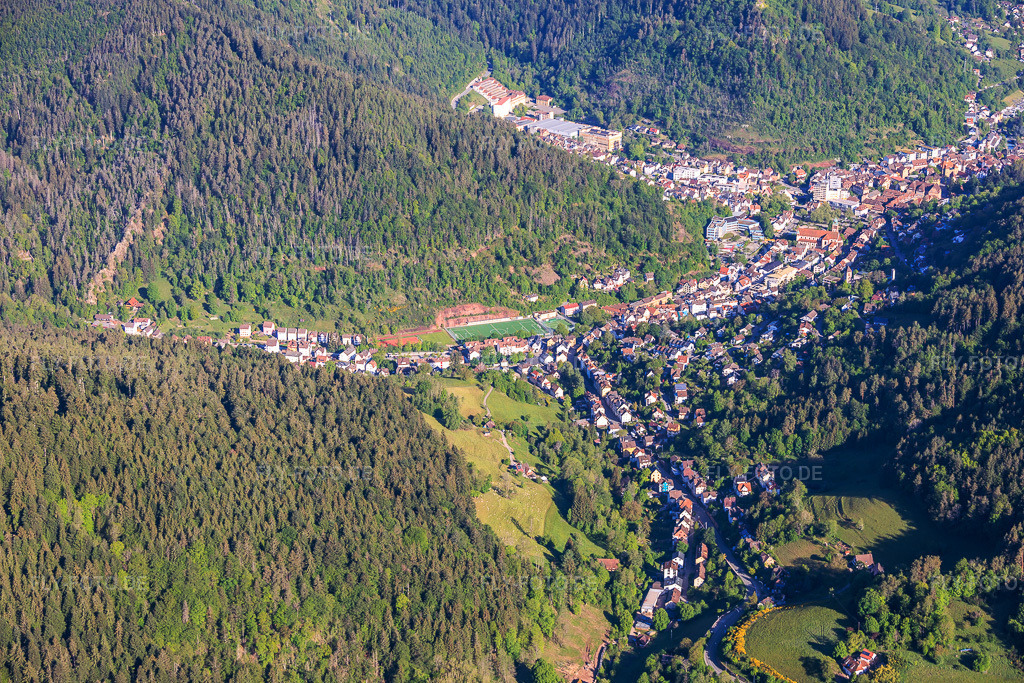 Luftbild: Kirnbachstraße von Südosten in Schramberg im Bundesland Baden-Württemberg in Deutschland.Foto: IMG_156589.jpg vom 17.05.2026 durch Werner Riehm/FLY-FOTO.deAuflösung des Originals: 6000 x 4000 px