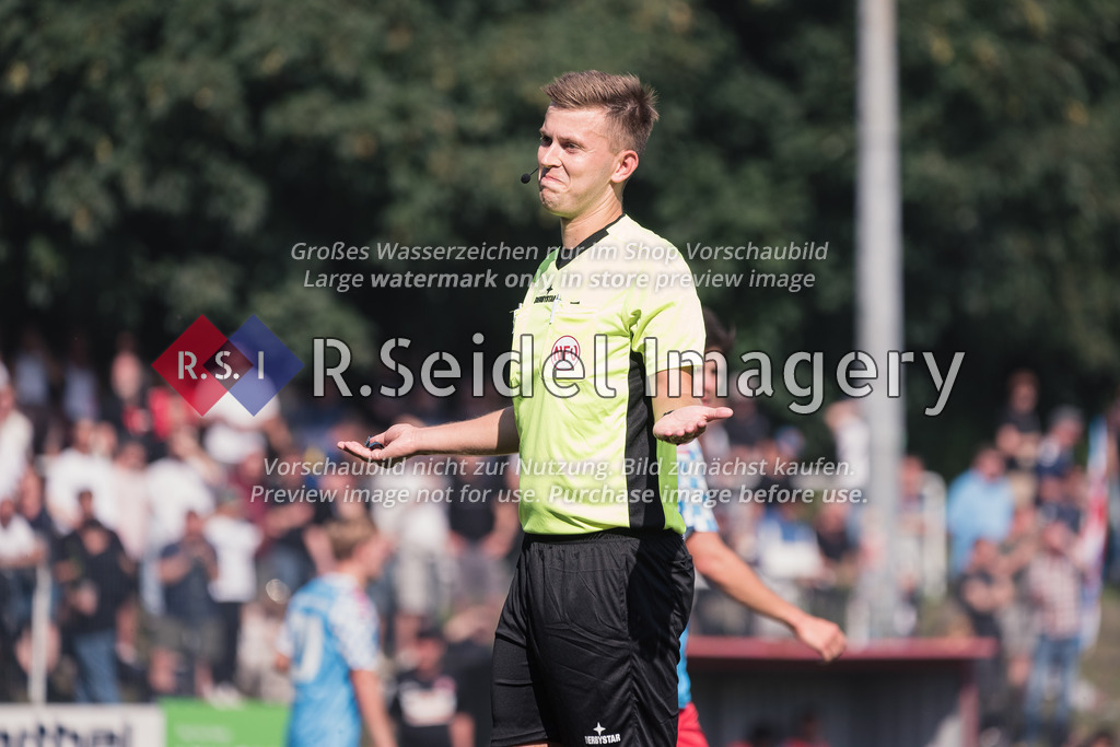 RS-1-126703 | Maximilian Nie-Hoegen (Schiedsrichter) signalisiert, dass er den Einspruch nicht ernst nehmen kann.