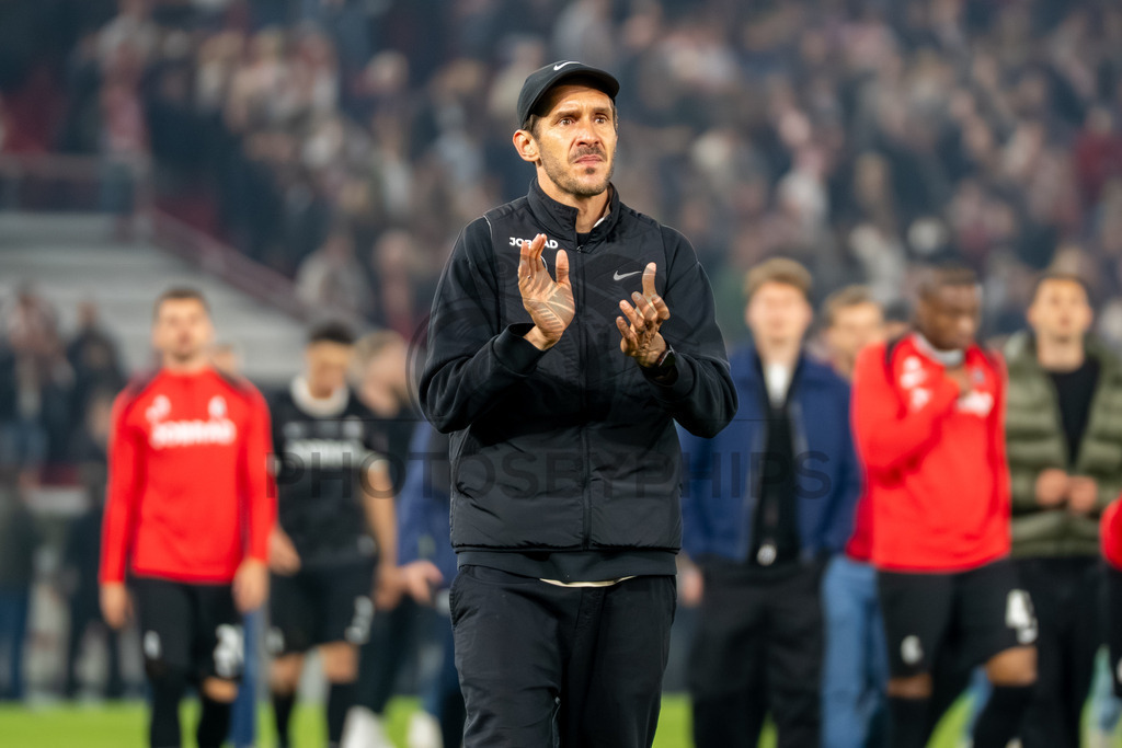 VfB Stuttgart vs. SC Freiburg, Fussball, DFB-Pokal, Halbfinale, 23.04.2026 | Julian Schuster (Trainer SC Freiburg) bedankt sich bei den Fans fuer/für den Support,VfB Stuttgart vs. SC Freiburg, Fussball, DFB-Pokal, Halbfinale, 23.04.2026DFB regulations prohibit any use of photographs as image sequences and/or quasi-video