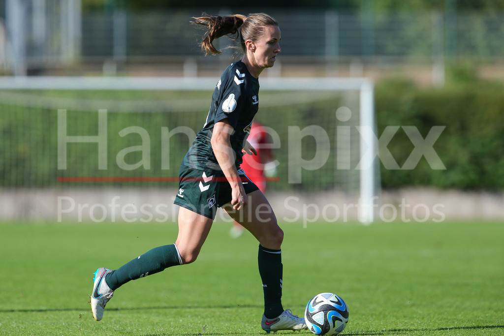 Fussball, DFB-Pokal Frauen, Borussia Mönchengladbach - SV Werder Bremen | v.li.: Michaela Brandenburg (SV Werder Bremen, 14) Freisteller, Einzelbild, Ganzkörper, Aktion, Action, Spielszene, DIE DFB-RICHTLINIEN UNTERSAGEN JEGLICHE NUTZUNG VON FOTOS ALS SEQUENZBILDER UND/ODER VIDEOÄHNLICHE FOTOSTRECKEN. DFB REGULATIONS PROHIBIT ANY USE OF PHOTOGRAPHS AS IMAGE SEQUENCES AND/OR QUASI-VIDEO.