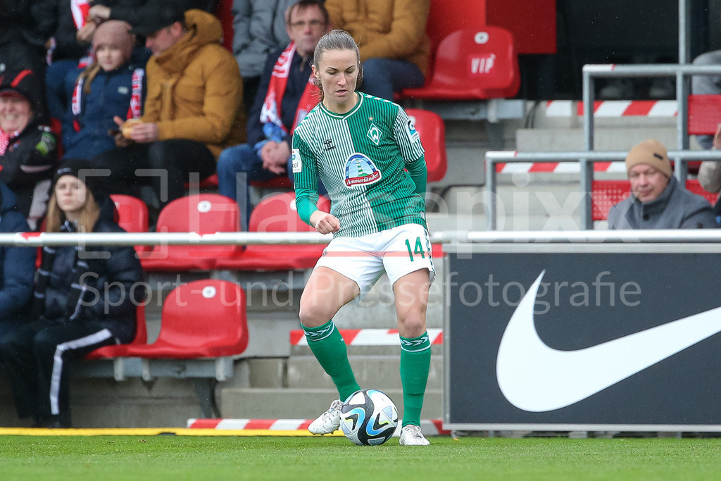Fussball, Google Pixel Frauen-Bundesliga, RB Leipzig - SV Werder Bremen | v.li.: Michaela Brandenburg (SV Werder Bremen, 14) am Ball, Freisteller, Einzelbild, Ganzkörper, Aktion, Action, Spielszene, DIE DFB-RICHTLINIEN UNTERSAGEN JEGLICHE NUTZUNG VON FOTOS ALS SEQUENZBILDER UND/ODER VIDEOÄHNLICHE FOTOSTRECKEN. DFB REGULATIONS PROHIBIT ANY USE OF PHOTOGRAPHS AS IMAGE SEQUENCES AND/OR QUASI-VIDEO.
