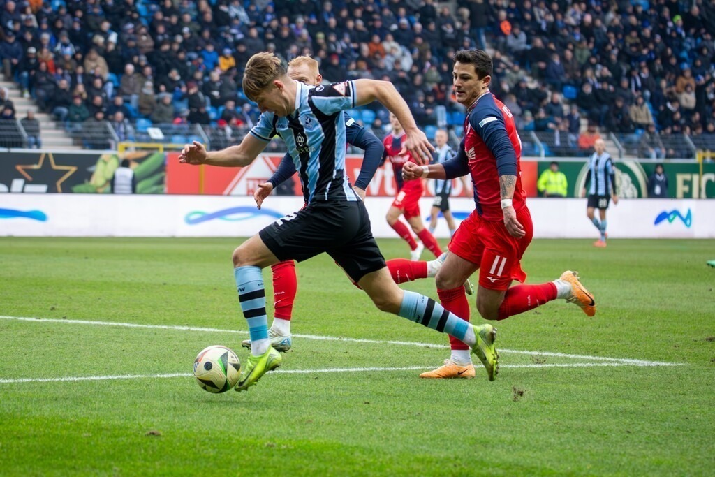 Fußball 3. Liga, Saison 2024/25, 24. Spieltag: Waldhof Mannheim gegen Hansa Rostock***Dynamischer Antritt von Sascha Voelcke (2, Mannheim) | Fußball 3. Liga, Saison 2024/25, 24. Spieltag: Waldhof Mannheim gegen Hansa Rostock***Dynamischer Antritt von Sascha Voelcke (2, Mannheim) - Realisiert mit Pictrs.com