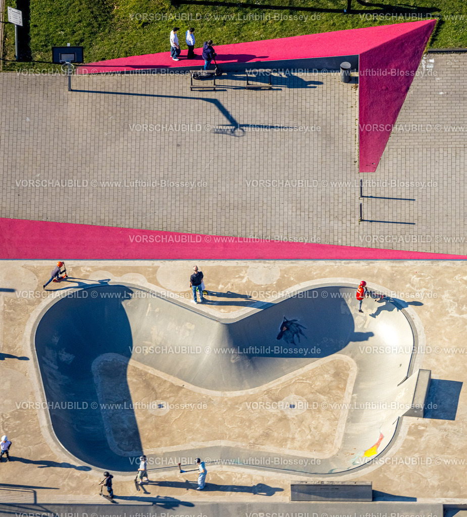 Selm250404865 | Luftbild, Campusplatz Nord mit Bodenbemalung und Skatepark, Selm, Münsterland, Nordrhein-Westfalen, Deutschland