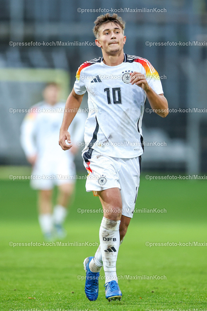 WUP14102402125 | 14.10.2024, Fußball, U20 Länderspiel Deutschland - Ghana, Stadion am Zoo, Wuppertal, Saison 2024 2025: Tom Bischof (GER #10)