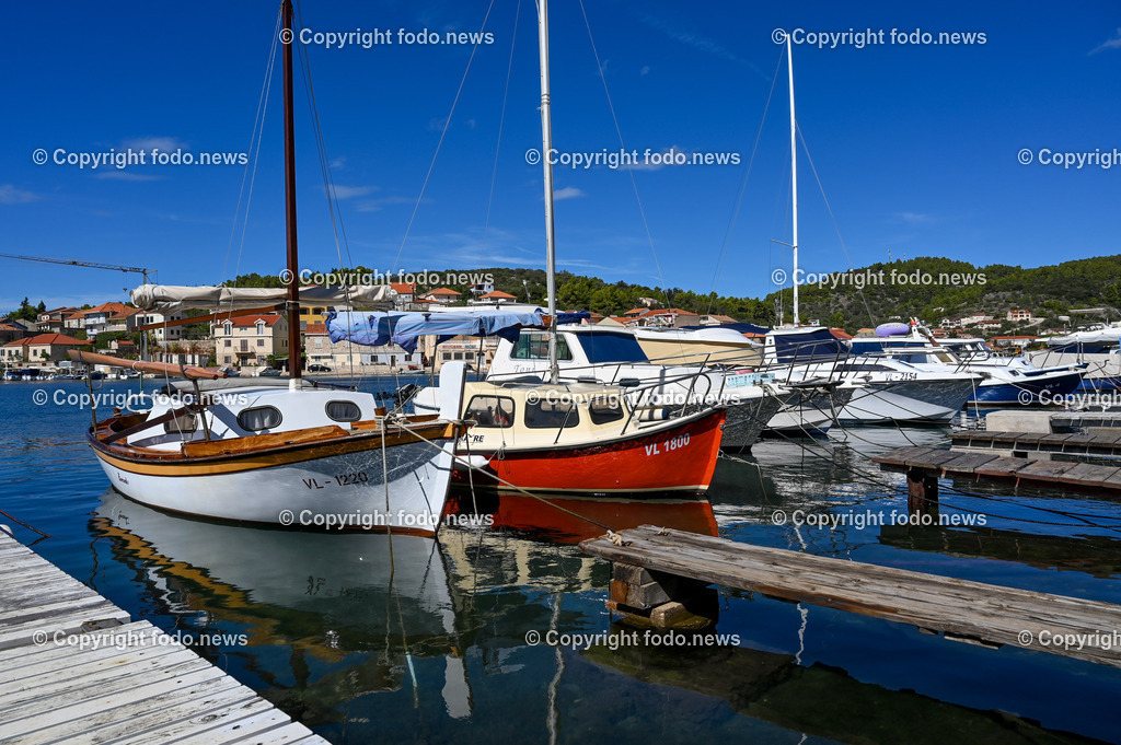 Kroatien_ Korcula_ Insel in Sueddalmatien_ Vela Luka_ 10.09.2024-44 | 10.09.2024, Kroatien, HRV, Korcula, Insel in Sueddalmatien, Vela Luka im Bild Hafen, Hafenansichten, Boot, Boote, Schiff, Schiffe, Gebauede, Adria, Meer, StadtansichtenVela Luka, woertlich Großer Hafen ist ein kroatischer Hafenort auf der Insel Korčula in der oestlichen Adria. Quelle: Wikipedia