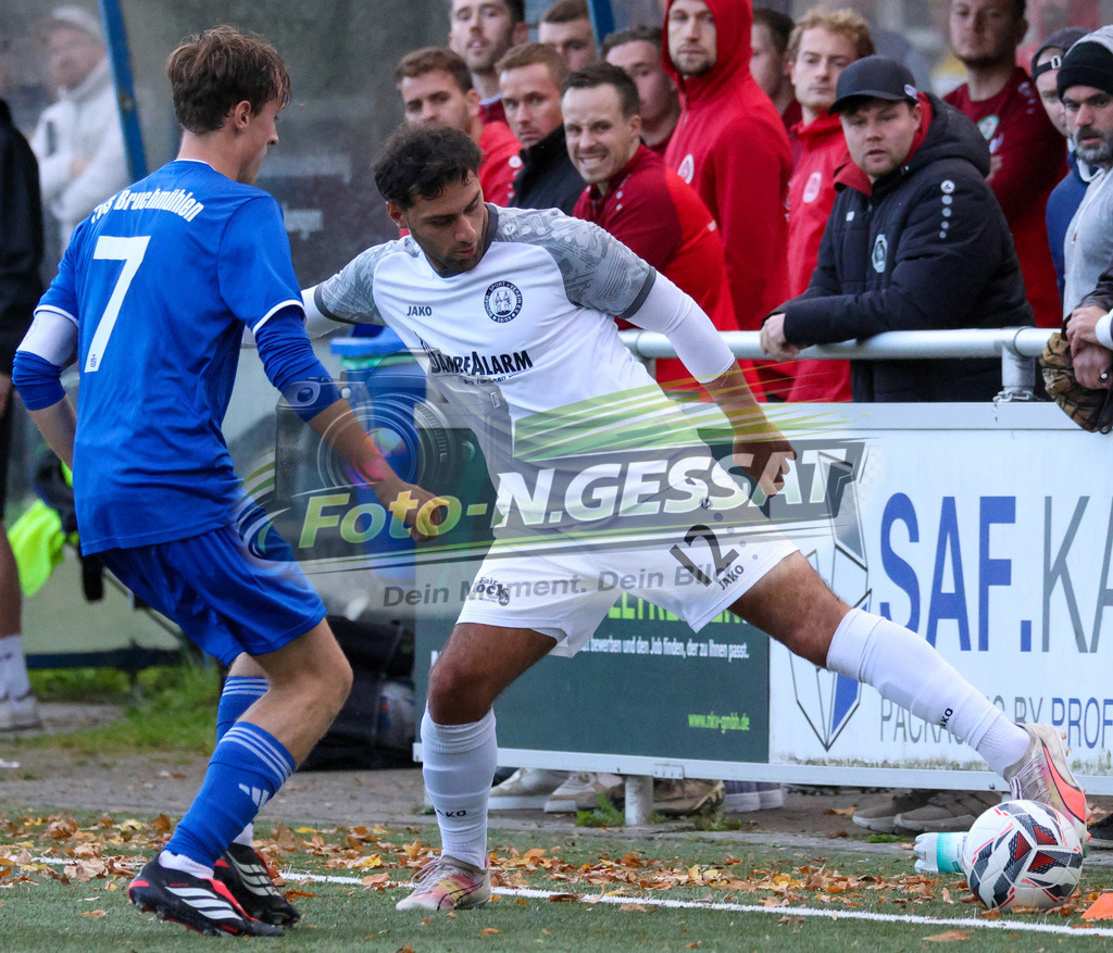 TuS Bruchmühlen - Bünder SV | Auf dem Bild zu sehen: blau TuS Bruchmühlen: Jan Weiffenbach ; weiß Bünder SV: Batuhan Kaymak TuS Bruchmühlen, Bünder SV, Saison 26/27, Kreisliga A, Bruchmühlen, Deutschland - Realisiert mit Pictrs.com