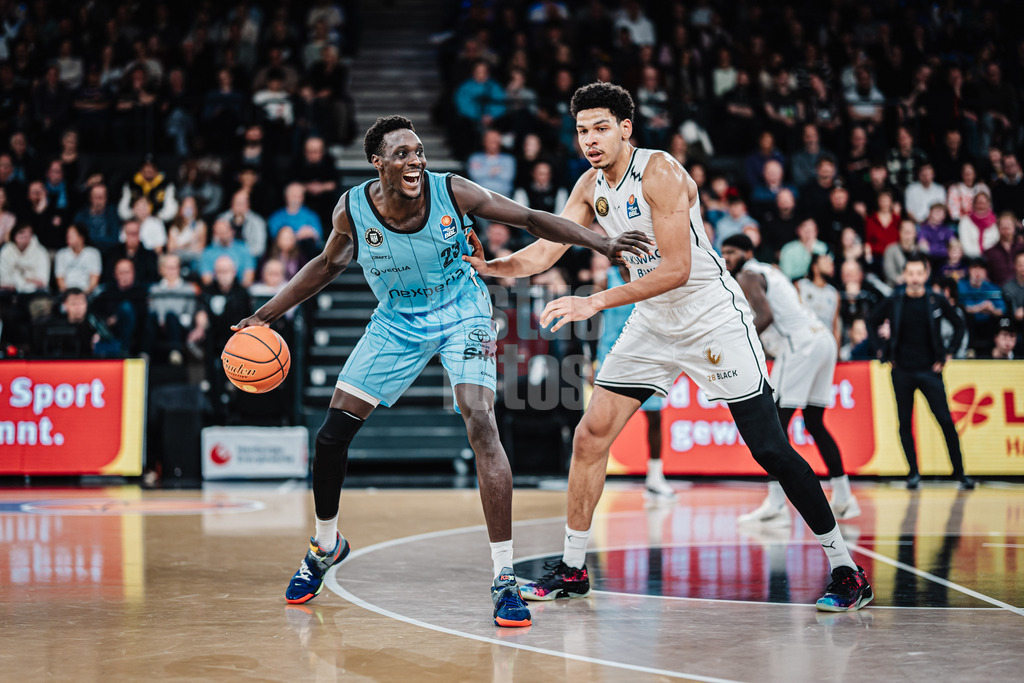 Basketball | Männer | Saison 2024/2025 | easyCredit Basketball Bundesliga | 14. Spieltag | Veolia Towers Hamburg vs. Basketball Löwen Braunschweig | 30.12.2024 | v.l. Kur Kuath (#23, Veolia Towers Hamburg) gegen Sananda Fru (#10, Basketball Löwen Braunschweig)