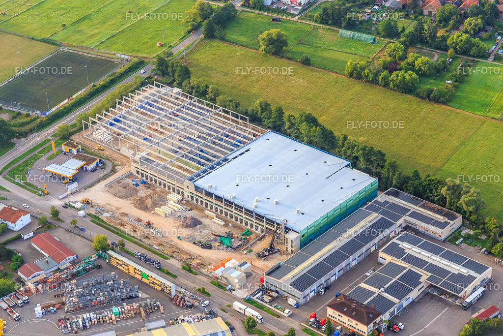 Baustelle zum Bau des neuen Logistikpark der HANSAINVEST und DFI-Real-Estate Kandel nach Abriss des OBI-Markts https://www.hansainvest.de/ https://www.dfi-re.com/ | Luftbild: Baustelle zum Bau des neuen Logistikpark der HANSAINVEST und DFI-Real-Estate Kandel nach Abriss des OBI-Markts https://www.hansainvest.de/ https://www.dfi-re.com/ im Ortsteil Minderslachen in Kandel im Bundesland Rheinland-Pfalz in Deutschland. Foto: IMG_149455.jpg vom 09.08.2025 durch Werner Riehm/FLY-FOTO.de - Realisiert mit Pictrs.com