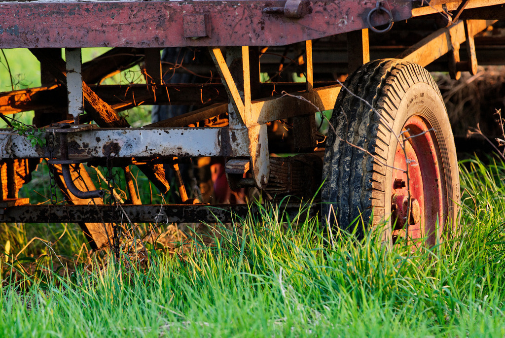 Alter Traktoranhaenger | Pillichsdorf, Austria - April 19, 2010: Alter Traktoranhaenger auf einer Wiese. - Realisiert mit Pictrs.com