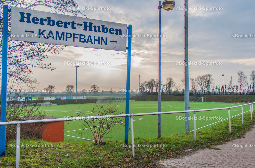 Herbert-Huben-Kampfbahn | Blick auf die Herbert-Huben-Kamfbahn der TuS Mündelheim im Jahr 2016 - Realisiert mit Pictrs.com