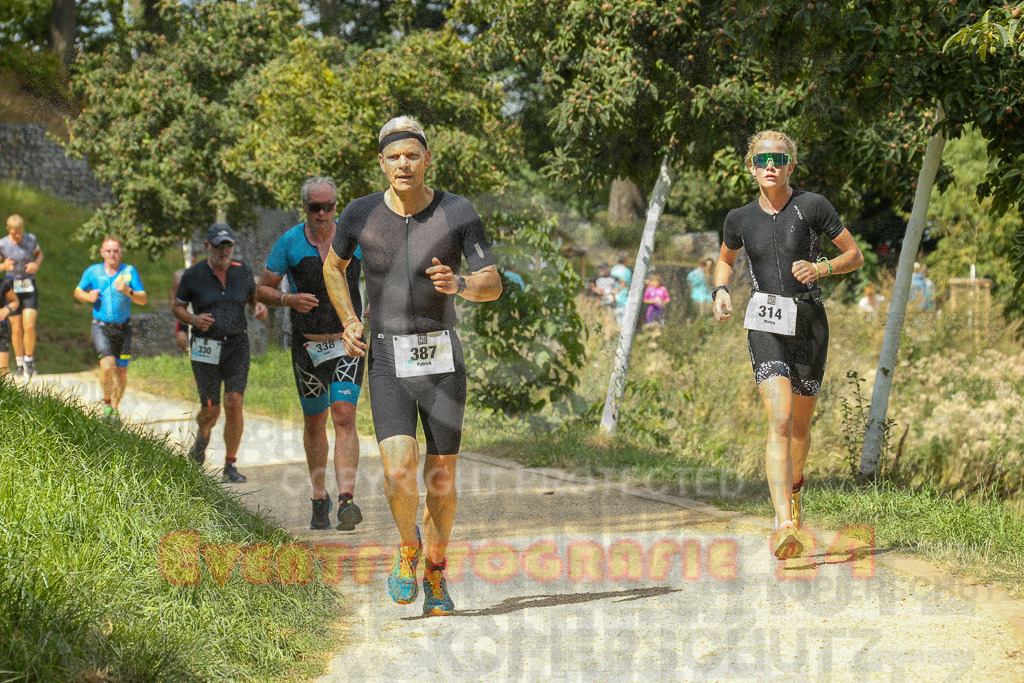250824_1338_EX1_3048 | Sportfotografie im Rhein-Sieg Kreis, Köln, Bonn, NRW, Rheinland Pfalz, Hessen, etc. Unser Tätigkeitsfeld umfasst den Laufsport vom Volkslauf über den Marathon, Duathlon, Triathon bis zum Ultralauf wie Kölnpfad Ultra oder Schindertrail.