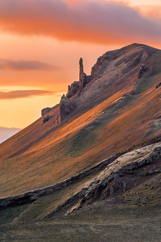 Der Wächter von Landmannalaugar | Abendlicht im Hochlandtal Landmannalaugar. - Realisiert mit Pictrs.com