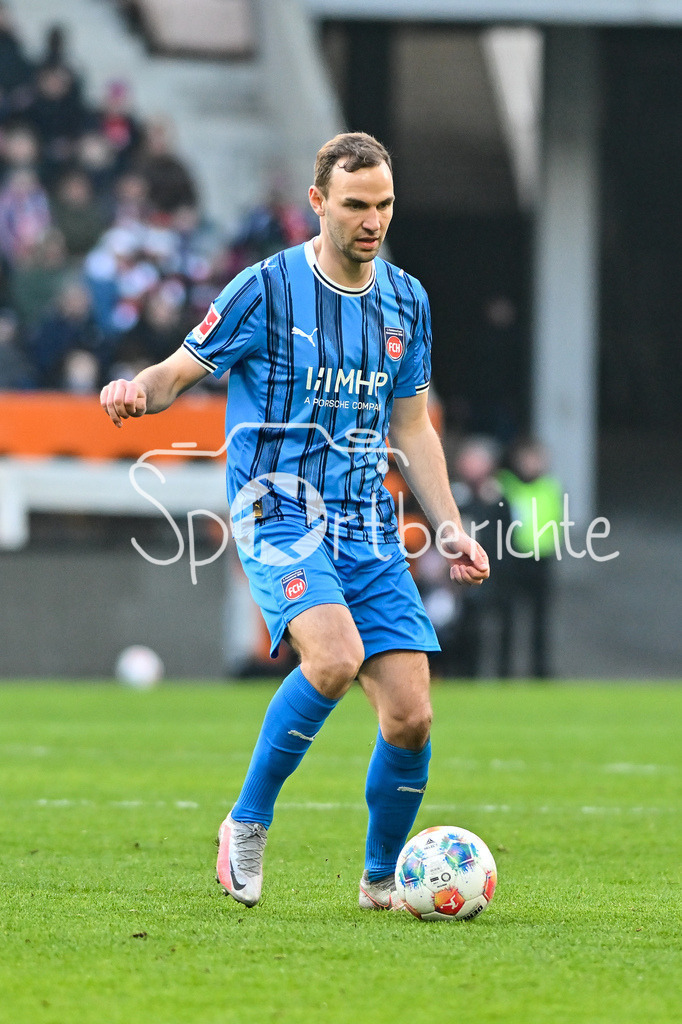 FC Augsburg - 1. FC Heidenheim | AUGSBURG, GERMANY - 15. FEBRUARY: am Ball Benedikt GIMBER (1. FC Heidenheim 5) / Einzelfoto / Freisteller während dem Bundesligamatch zwischen dem FC Augsburg und dem 1. FC Heidenheim am 22. Spieltag in der WWK-Arena / DFL REGULATIONS PROHIBIT ANY USE OF PHOTOGRAPHS AS IMAGE SEQUENCES AND/OR QUASI-VIDEO