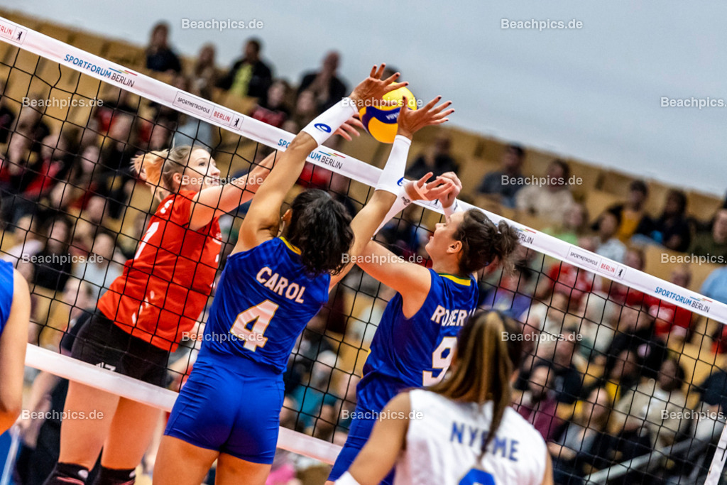 2022-00063415-Testspiel-Deutschland-Brasilien | Laura EMONTS #17 (Annahme-Außen) GER gegen Ana CAROLINA SILVA #4 BRA, Roberta RATZKE #9 BRA 17.09.2022; Berlin Foto: Gerold Rebsch - www.beachpics.de
