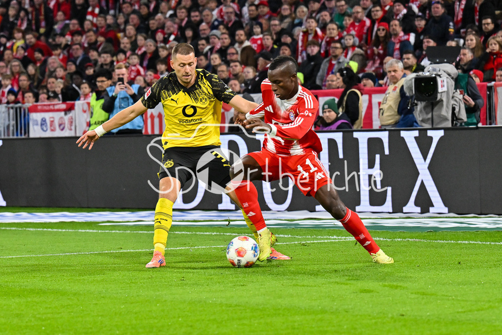 FC Bayern München - Borussia Dortmund | MUNICH, GERMANY - Waldemar ANTON (Borussia Dortmund 3) against Nicolas JACKSON (FC Bayern Munich 11) during the bundesliga match between FC Bayern Munich vs. Borussia Dortmund on matchday 7 at Allianz Arena on October 18, 2025 in Munich, Germany / DFL REGULATIONS PROHIBIT ANY USE OF PHOTOGRAPHS AS IMAGE SEQUENCES AND/OR QUASI-VIDEO