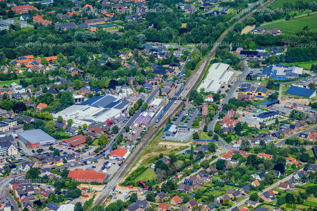 Bredstedt_Bahnhof_ELS_3221130825 | BREDSTEDT 13.08.2025 Gleisverlauf und Bahnhofsgebäude und Gleise an der Bundesstraße 5 in Bredstedt im Bundesland Schleswig-Holstein, Deutschland. // Train station railway building and Gleise on street Bundesstrasse 5 in Bredstedt in the state Schleswig-Holstein, Germany. Foto: Martin Elsen