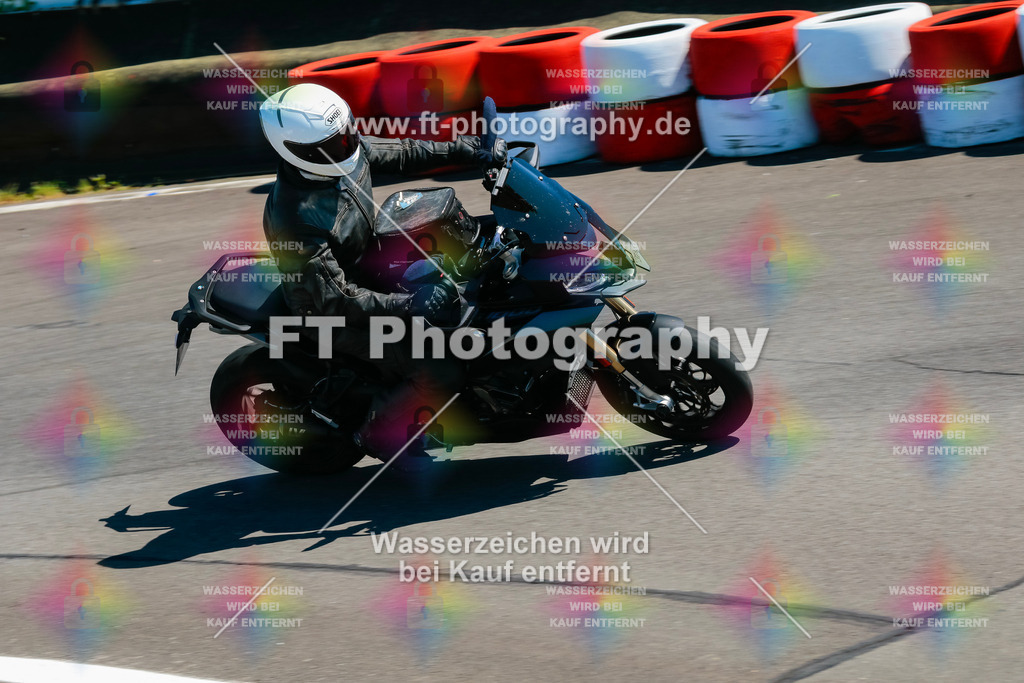 Moto-TeamOBK-22107 | Hier findet Ihr Bilder von Touristenfahrten auf der Nürburgring Nordschleife oder von anderen Veranstaltungen die ich besucht habe. Viel Spass beim Durch Schauen 