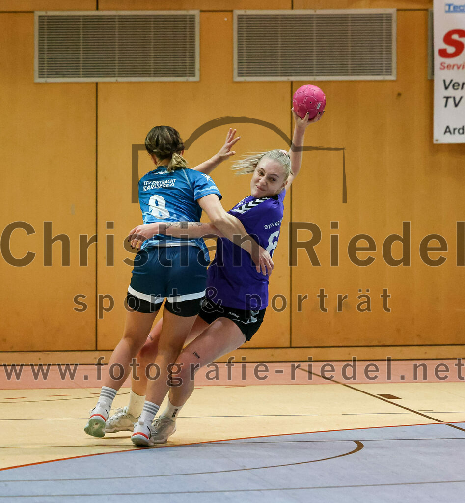2023-01-21_043_SpVgg_Altenerding_gegen_TSV_Karlsfeld | Erding, Deutschland, 21.01.2023:
Handball, Bezirksoberliga Frauen Altbayern 2022 / 2023, 8. Spieltag, SpVgg Altenerding gegen TSV Karlsfeld, Endergebnis: 28:24

Lena Schmid (TSV Eintracht Karlsfeld, #8), Selina Becker (SpVgg Altenerding, #69)

Foto: Christian Riedel / fotografie-riedel.net