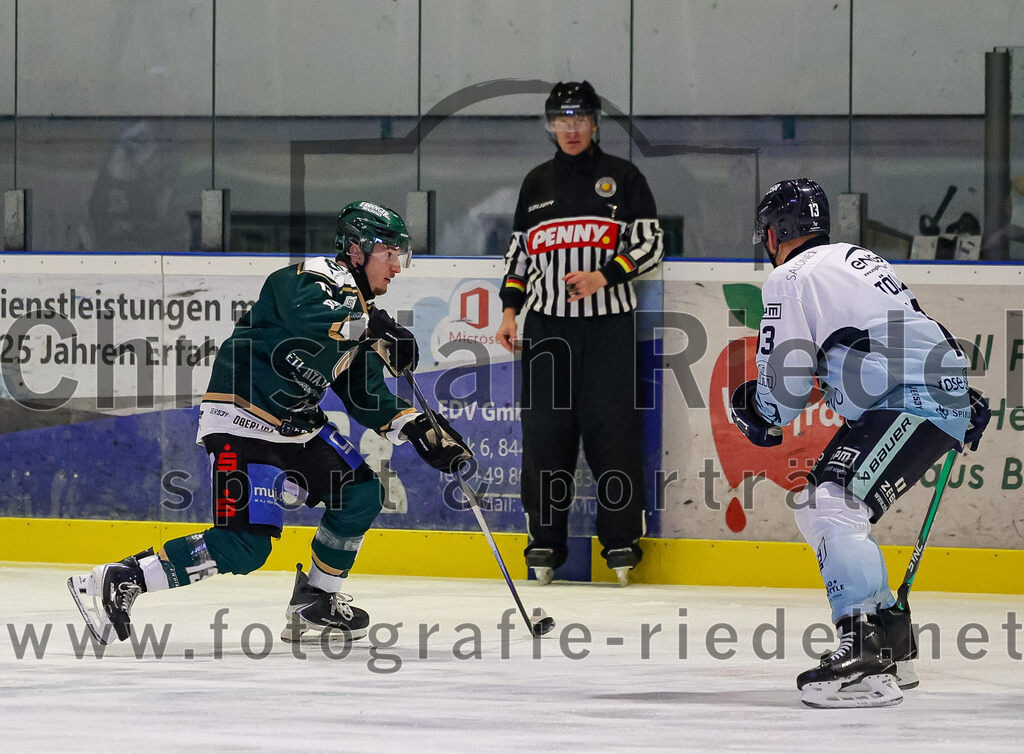2026-01-06_109_TSV_Erding_gegen_EV_Lindau_Islanders | Erding, Deutschland, 06.01.2026:Eishockey, Oberliga Süd 2025 / 2026, 35. Spieltag, TSV Erding gegen EV Lindau Islanders, Endergebnis: 2:5Björn Salhi (Erding Gladiators, #13), Steffen Tölzer (EV Lindau Islanders, #13)Foto: Christian Riedel / fotografie-riedel.net