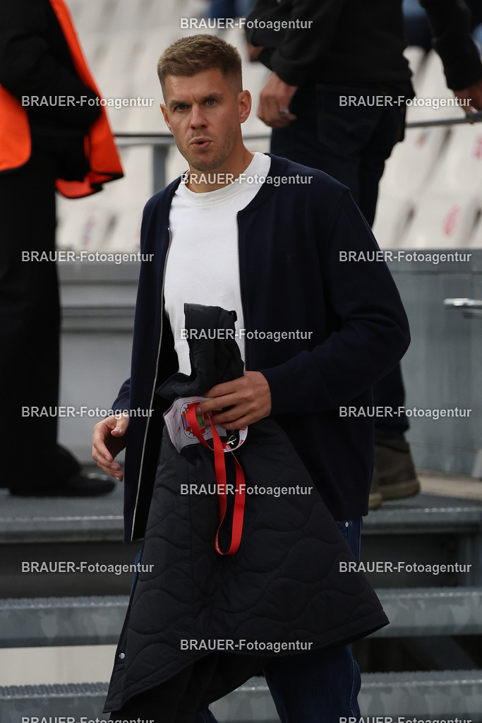 Rot-Weiss Essen - VFL Osnabrück | Essen, Deutschland, 17.09.2025 Simon Terodde (TV-Experte) schaut während des 3.Liga Spiels zwischen  Rot-Weiss Essen und VFL Osnabrück am 17.09.2025 im Stadion an der Hafenstraße in Essen. (Foto von Timo Bluhmki-Schmidt/Brauer Fotoagentur