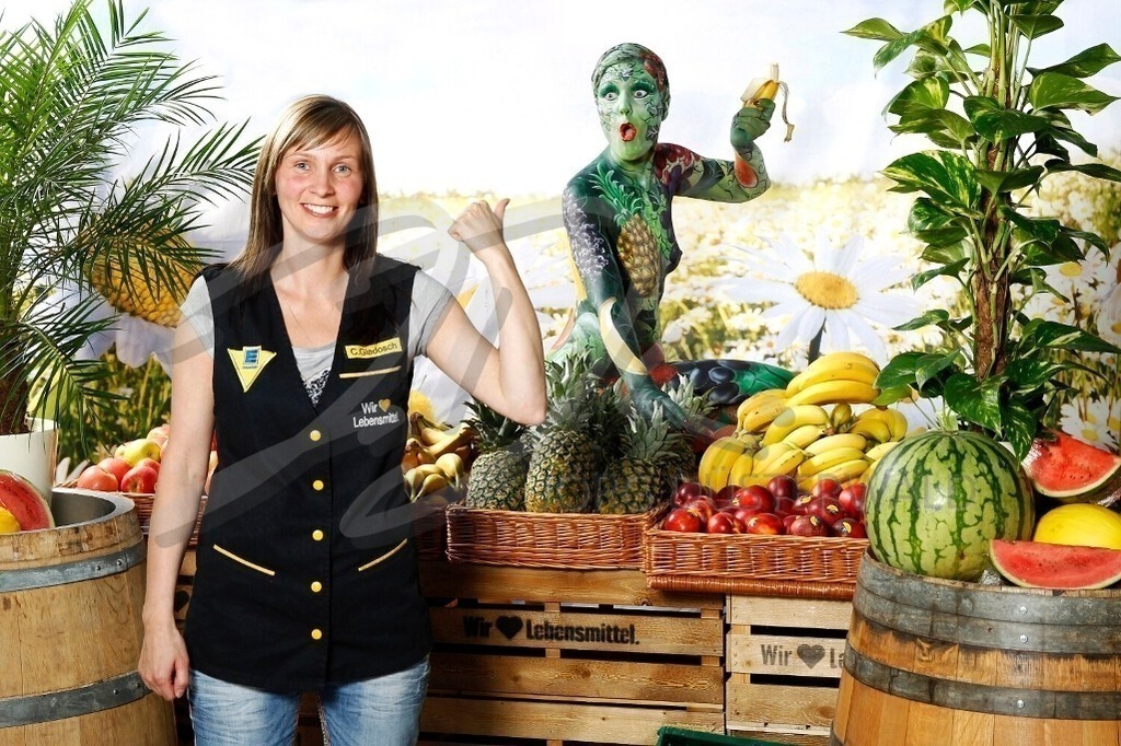 WorkingArt-OBSTVERKÄUFERIN_1760 | #001 | Modell: Renée-Claire | Beruflerin: Carolin (Fa. Forum Center) | Foto: Tschiponnique Skupin - Realisiert mit Pictrs.com