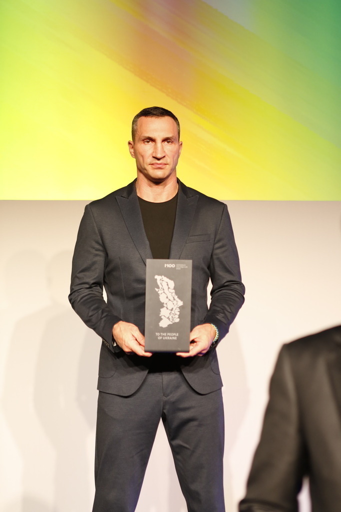 M100 Media Award: „Preis der europäischen Presse“ in Potsdam für das Ukrainische Volk verliehen. | Mit dem M100 Media Award, der sich als „Preis der europäischen Presse“ versteht, wird in diesem Jahr das Ukrainische Volk ausgezeichnet. Die Auszeichnung nimmt stellvertretend Wladimir Klitschko in der Orangerie im Park Sanssouci entgegen. Das Bild zeigt Wladimir Klitschko.