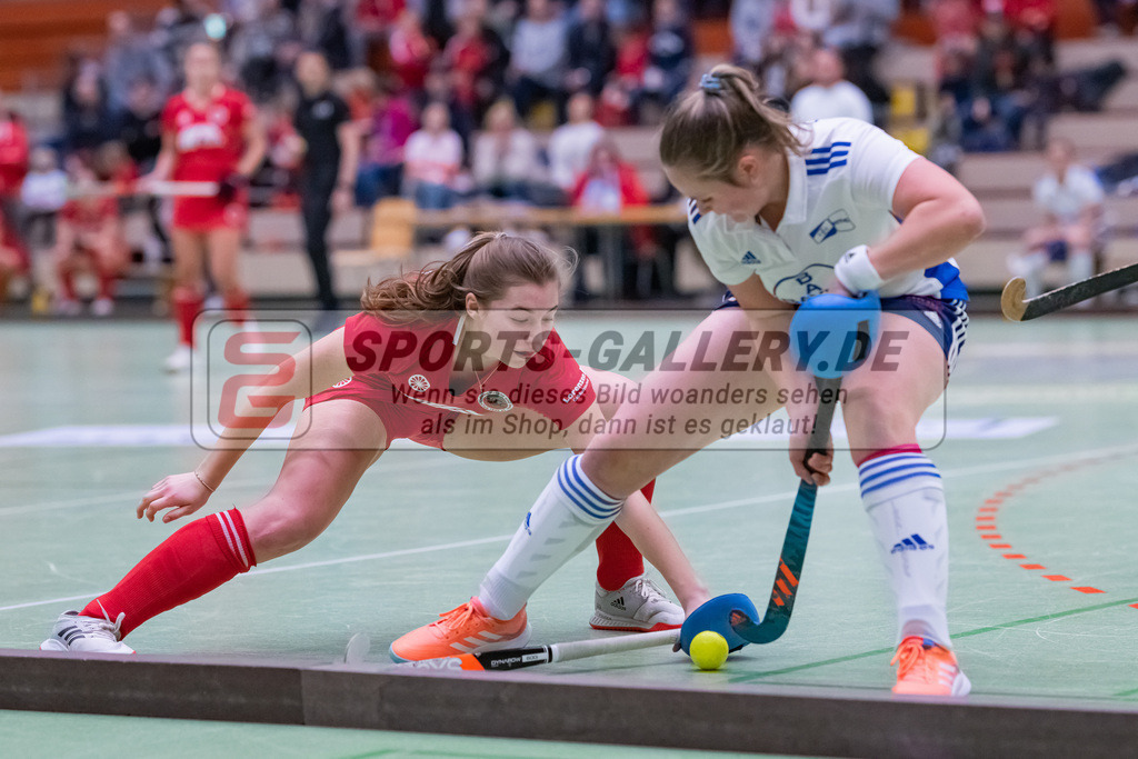 HK_20230114_102888 | 1. Bundesliga ( Halle ) Damen Crefelder HTC - RTHC Leverkusen am 14.1.2023 Crefelder HTC  ( CHTC ) Halle Glockenspitz , Krefeld , Hamacher Leni ( Crefelder HTC #26 ) , Serafina Pütz ( RTHC Leverkusen #23 )