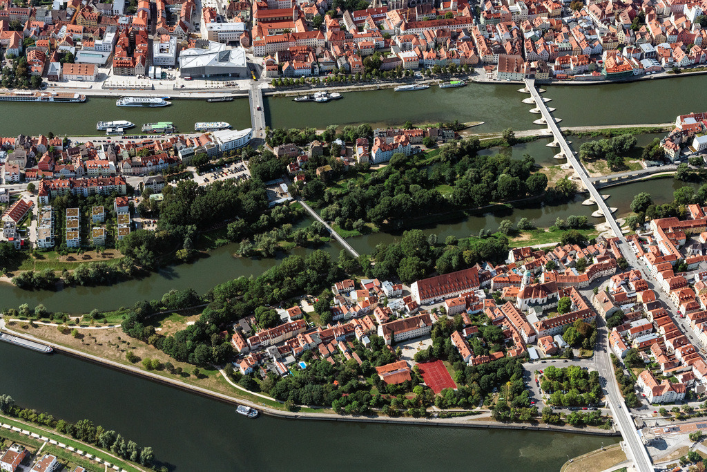 dr__0030860.jpg | REGENSBURG 01.08.2019 Insel am Ufer des Flußverlaufes der Donau, Unterer Wöhrd und Stadtamhof in Regensburg im Bundesland Bayern, Deutschland. // Island on the banks of the river course of Donau, Unterer Woehrd and Stadtamhof in Regensburg in the state Bavaria, Germany. Foto: Daniel Reiter