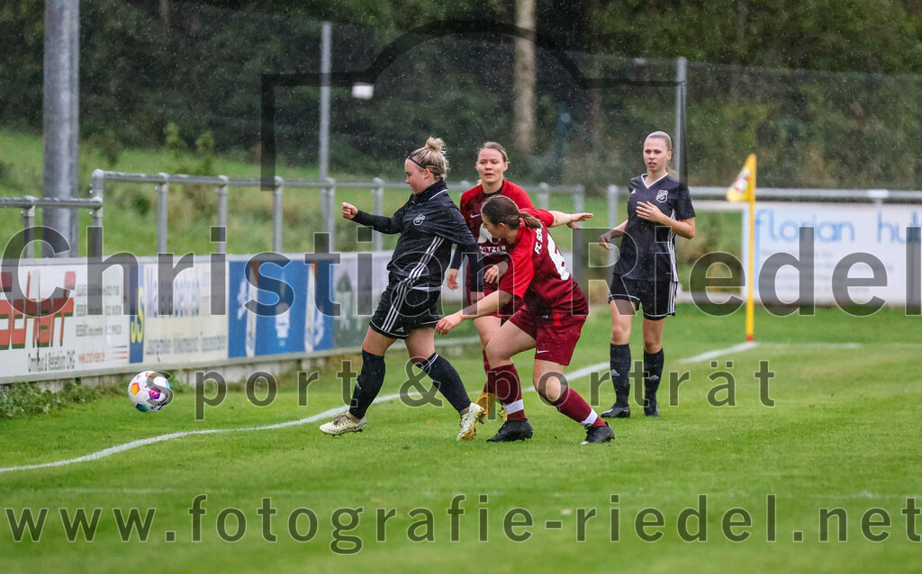 2023-10-14_033_FC_Schwaig_gegen_SV_Schechen | Oberding, Deutschland, 14.10.2023:
Fußball, Bezirksliga 2023 / 2024, 6. Spieltag, FC Schwaig gegen SV Schechen, Endergebnis: 4:3

Antonia Schaible (SV Schechen, #18), Christine Lang (FC Schwaig, #6)

Foto: Christian Riedel / fotografie-riedel.net