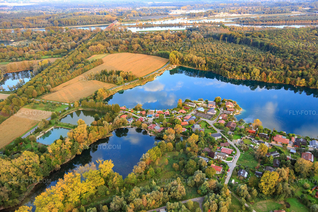 Aerial view: Etang des Chalets du Lac in Beinheim in the state Bas-Rhin, France. – Photo: IMG_074441.jpg taken on 10/04/2014 by Werner Riehm/FLY-FOTO.com – Resolution of the original: 5472 x 3648 px