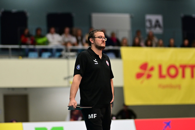 Volleyball I Frauen I Saison 2025-2026 I Bundesliga I 5. Spieltag I ETV Hamburger Volksbank Volleys - Dresdner SC I 07211 | Markus Friedrich (ETV Hamburger Volksbank Volleys) - Realisiert mit Pictrs.com