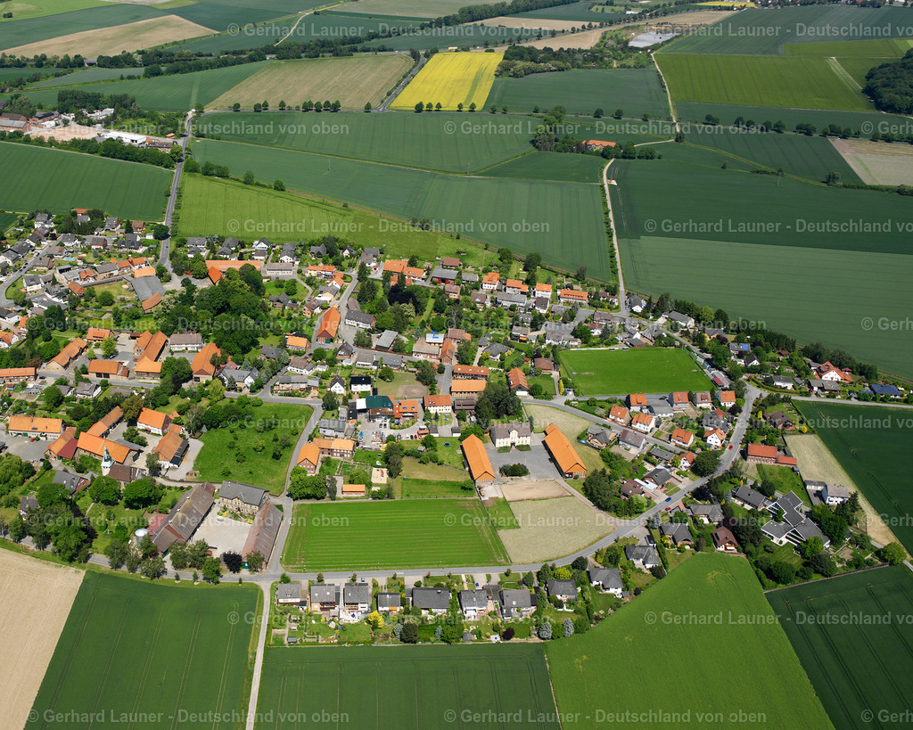 2638141 | GROß MAHNER 09.06.2006 Landwirtschaftliche Nutzflächen und Feldgrenzen  umsäumen das Siedlungsgebiet des Dorfes in Groß Mahner im Bundesland Niedersachsen, Deutschland // Agricultural land and field boundaries surround the settlement area of the village  in Groß Mahner in the state Lower Saxony, Germany Foto: Gerhard Launer