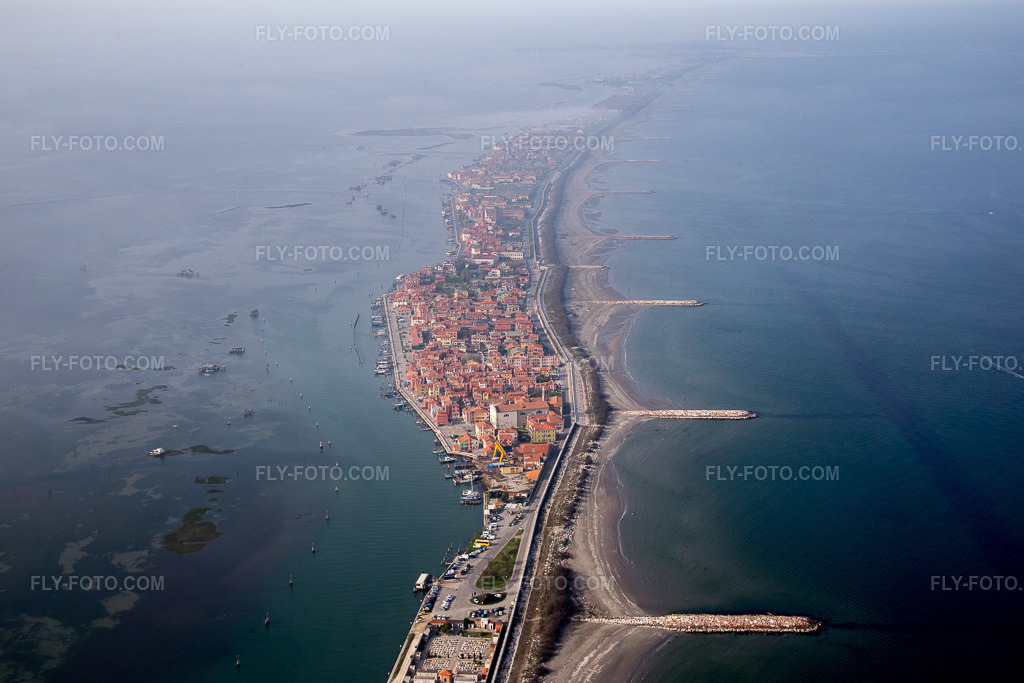 Aerial view: Settlement area in the district Pellestrina in Venedig in the state Veneto, Italy. – Photo: IMG_087429.jpg taken on 04/06/2016 by Werner Riehm/FLY-FOTO.com – Resolution of the original: 5472 x 3648 px