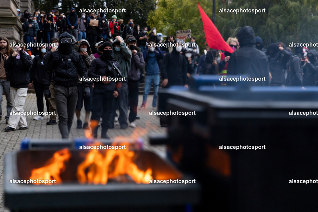9L6A4890 | centaines d’étudiants ont organisé une manifestation spontanée, souvent qualifiée de « manifestation sauvage », qui a traversé différents quartiers de Strasbourg. La manifestation a été marquée par des affrontements entre les manifestants et la police alors que les étudiants défilaient dans la ville dans le cadre d’une journée de mobilisation nationale concernant les conditions d’éducation et le budget de l’Éducation nationale pour 2027. - Realisiert mit Pictrs.com
