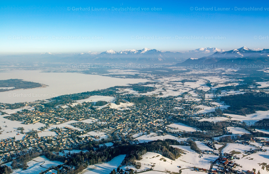 26B0237 | Blick über das verschneite Alpenvorland von Prien am Chiemsee