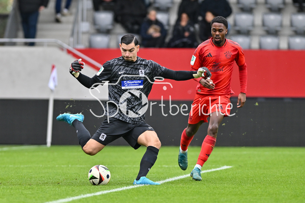 FC Bayern München U19 - TSV 1860 München U19 | im Duell Miran QULA (TSV 1860 München U19 #1) und Michael SCOTT (FCB #7) / Zweikampf / U19 DFB Nachwuchsliga: FC Bayern Muenchen U19 - TSV 1860 Muenchen U19, FC Bayern Campus am 02.11.2024